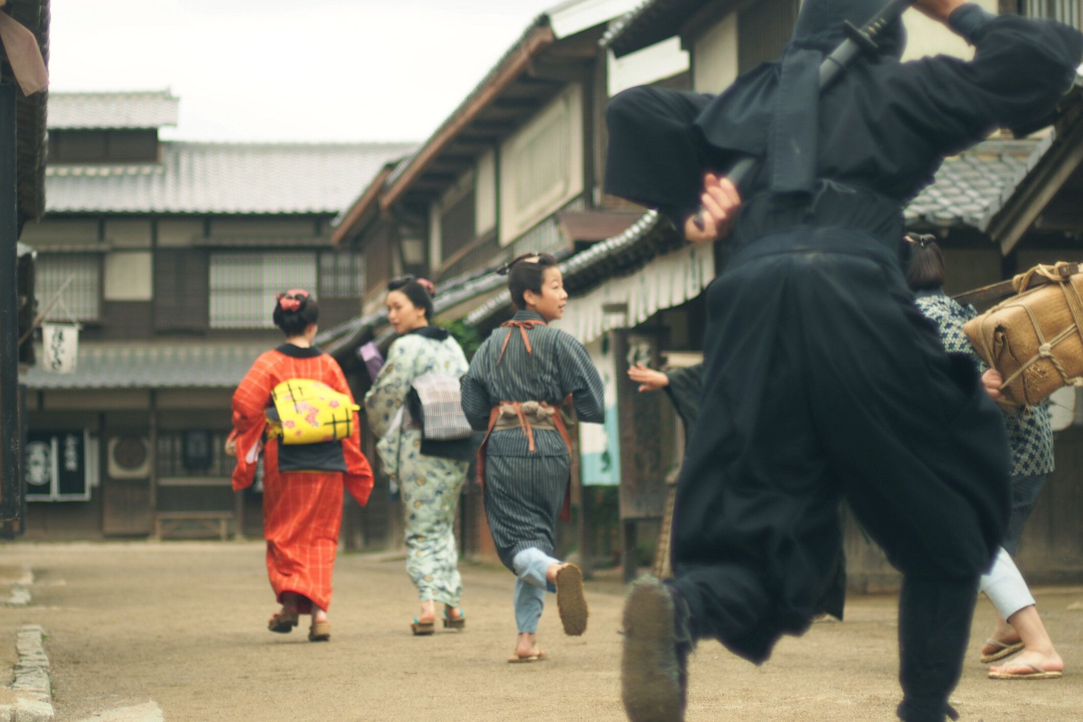 江戸時代の忍者が日本人を襲う