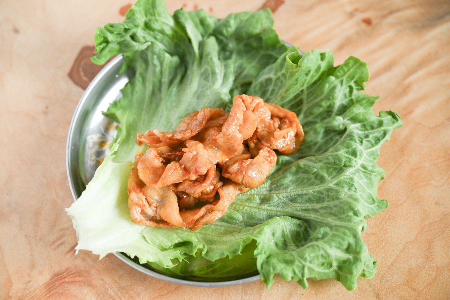 レタスにのったサムギョプサル