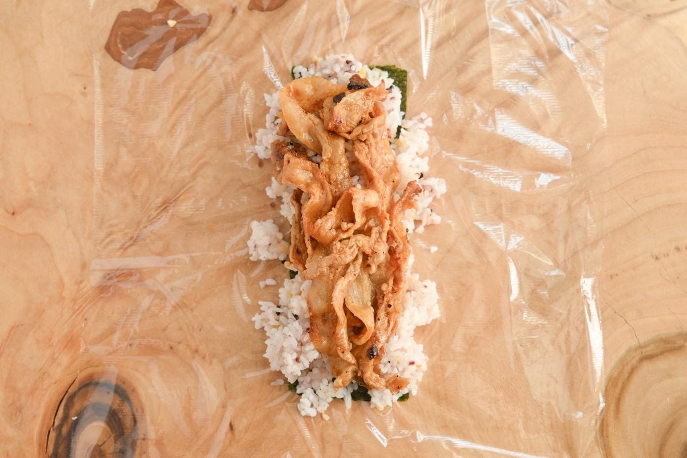 ご飯の上にのったサムギョプサル