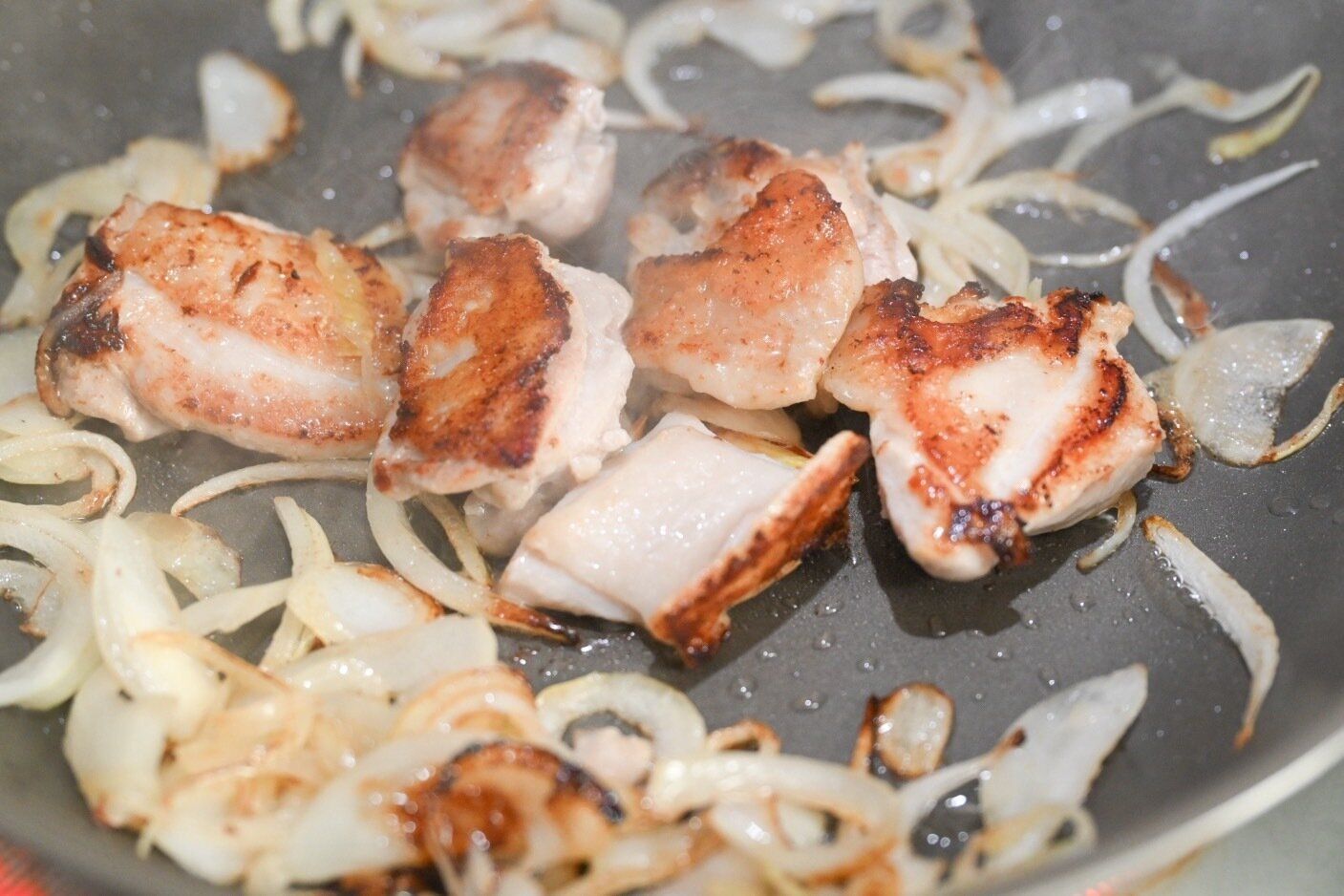 加熱した玉ねぎと鶏もも肉