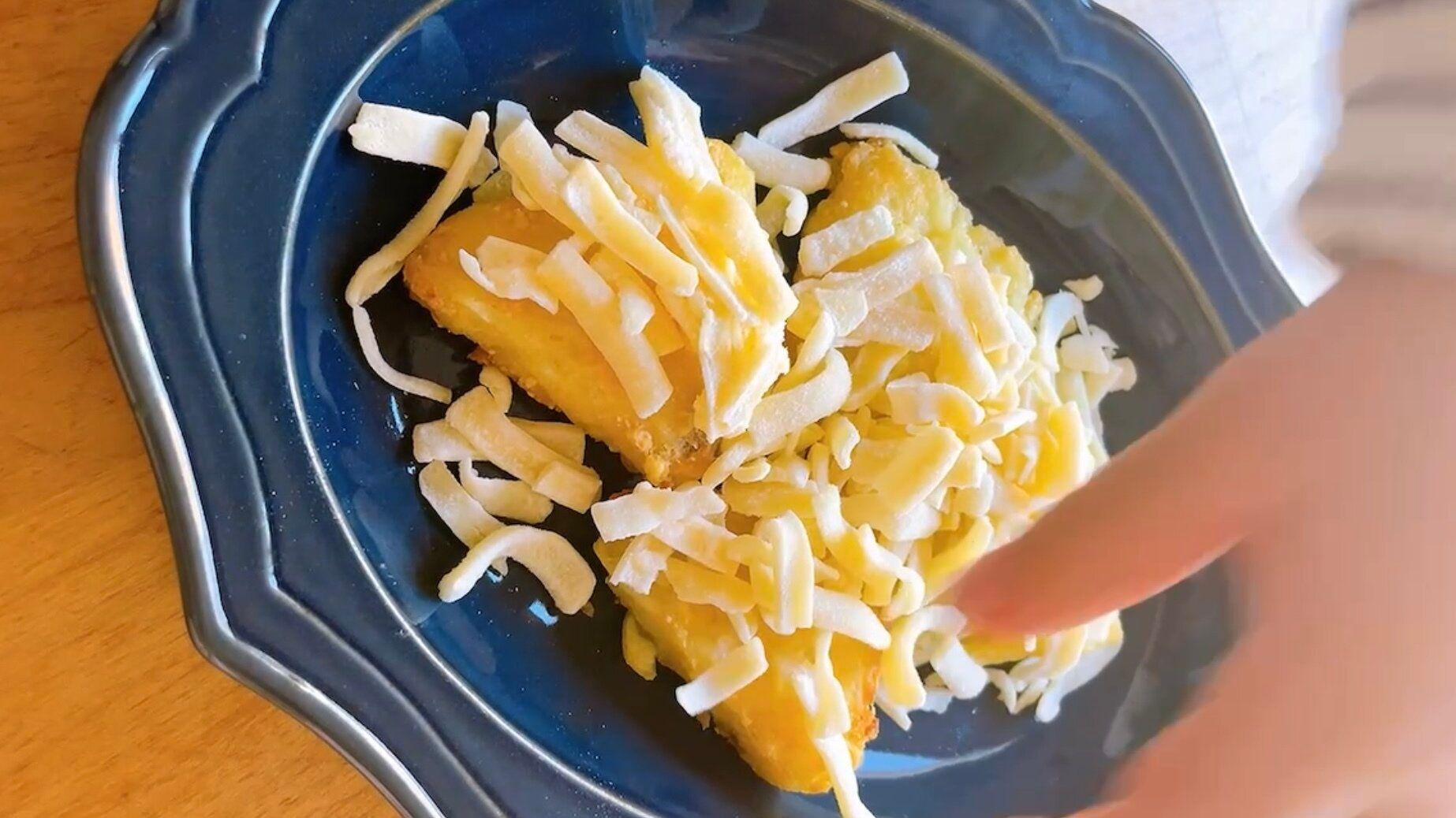 チーズを振りかけます