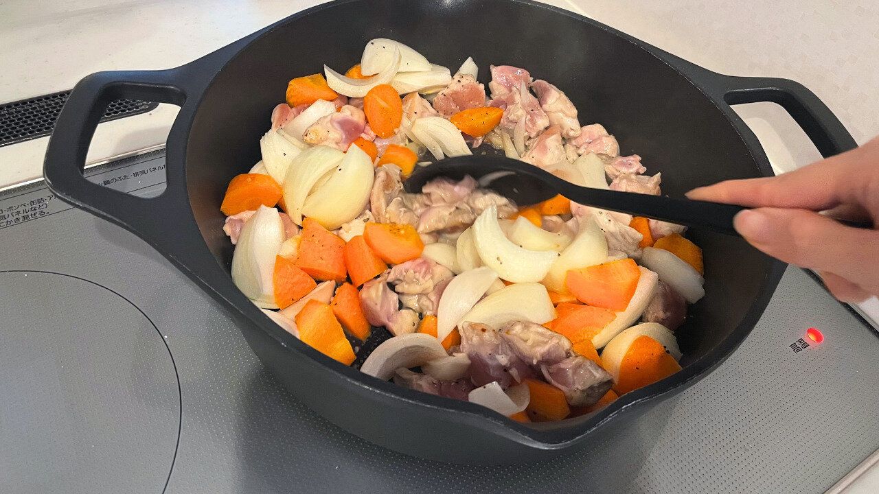 調理スプーンで料理中