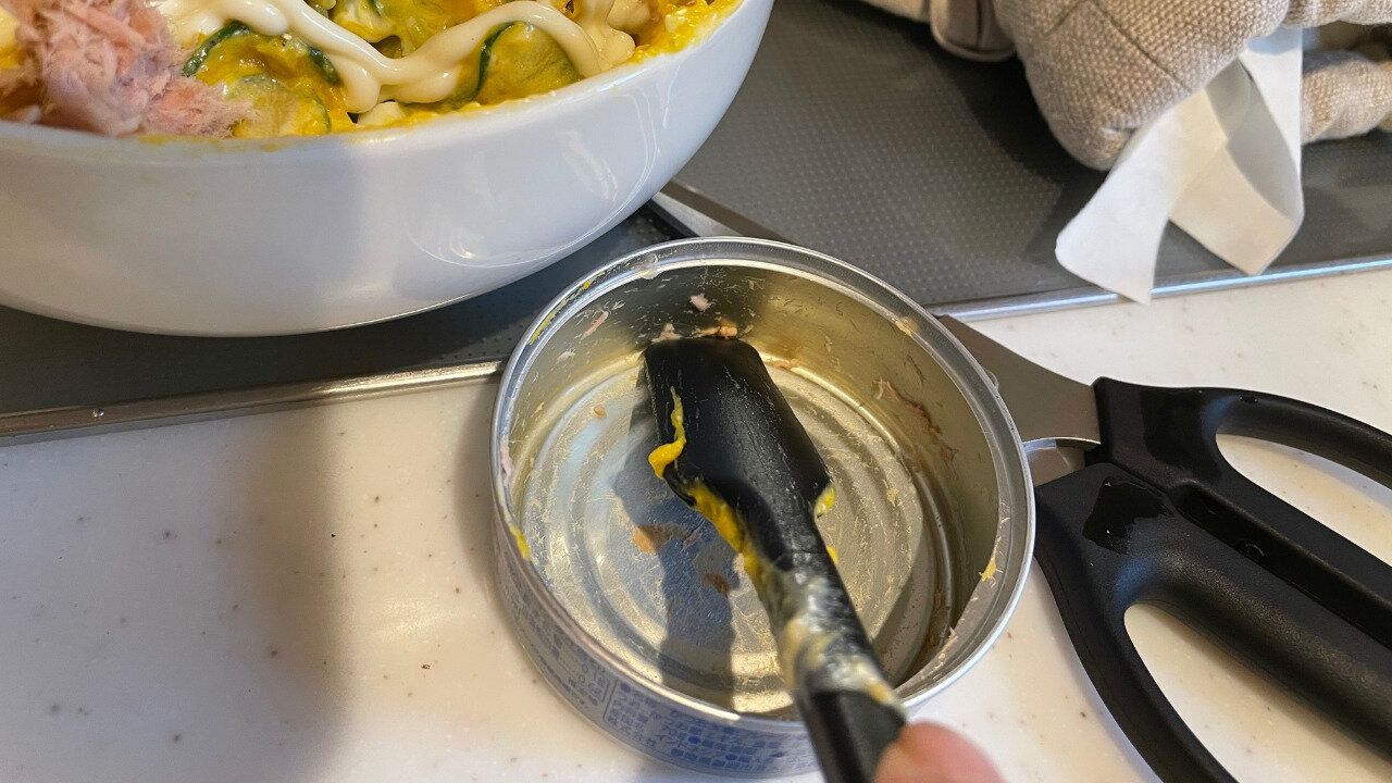 シリコーンジャムスプーンが缶詰の溝にフィット