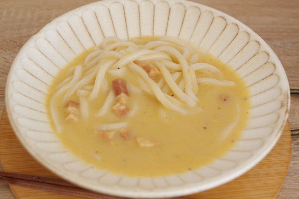 【無印良品】どんな味？「和風カルボナーラスープ」で食べるうどんを実食
