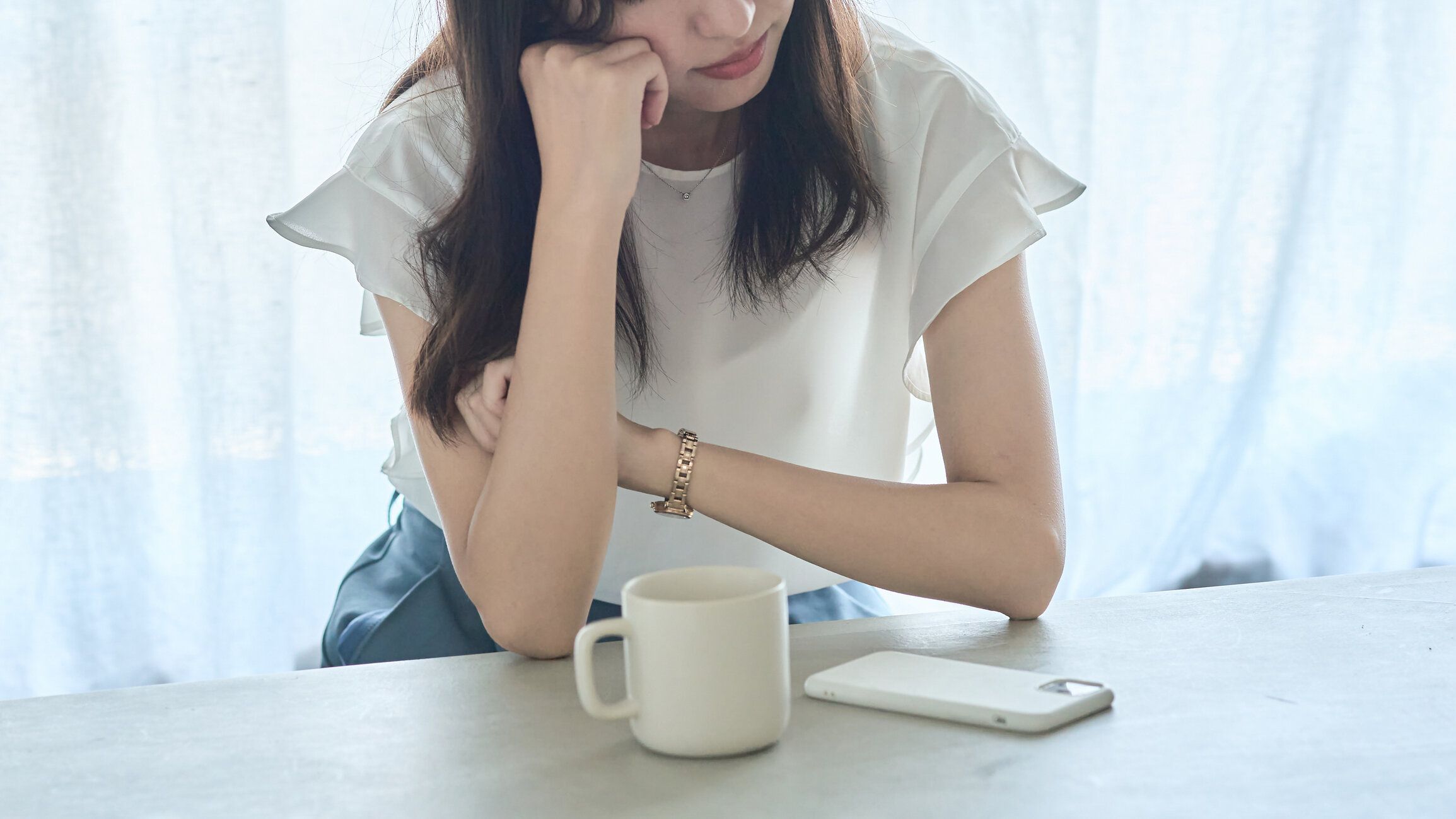 肘で考える女性