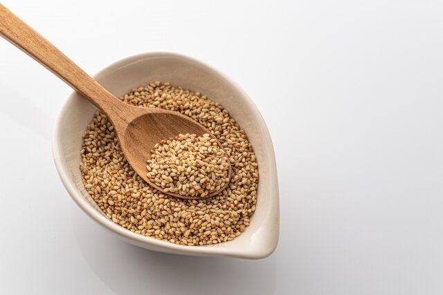 たったひと手間で香りが立つ！ひねりゴマは栄養吸収率アップにも【調理テクニック】