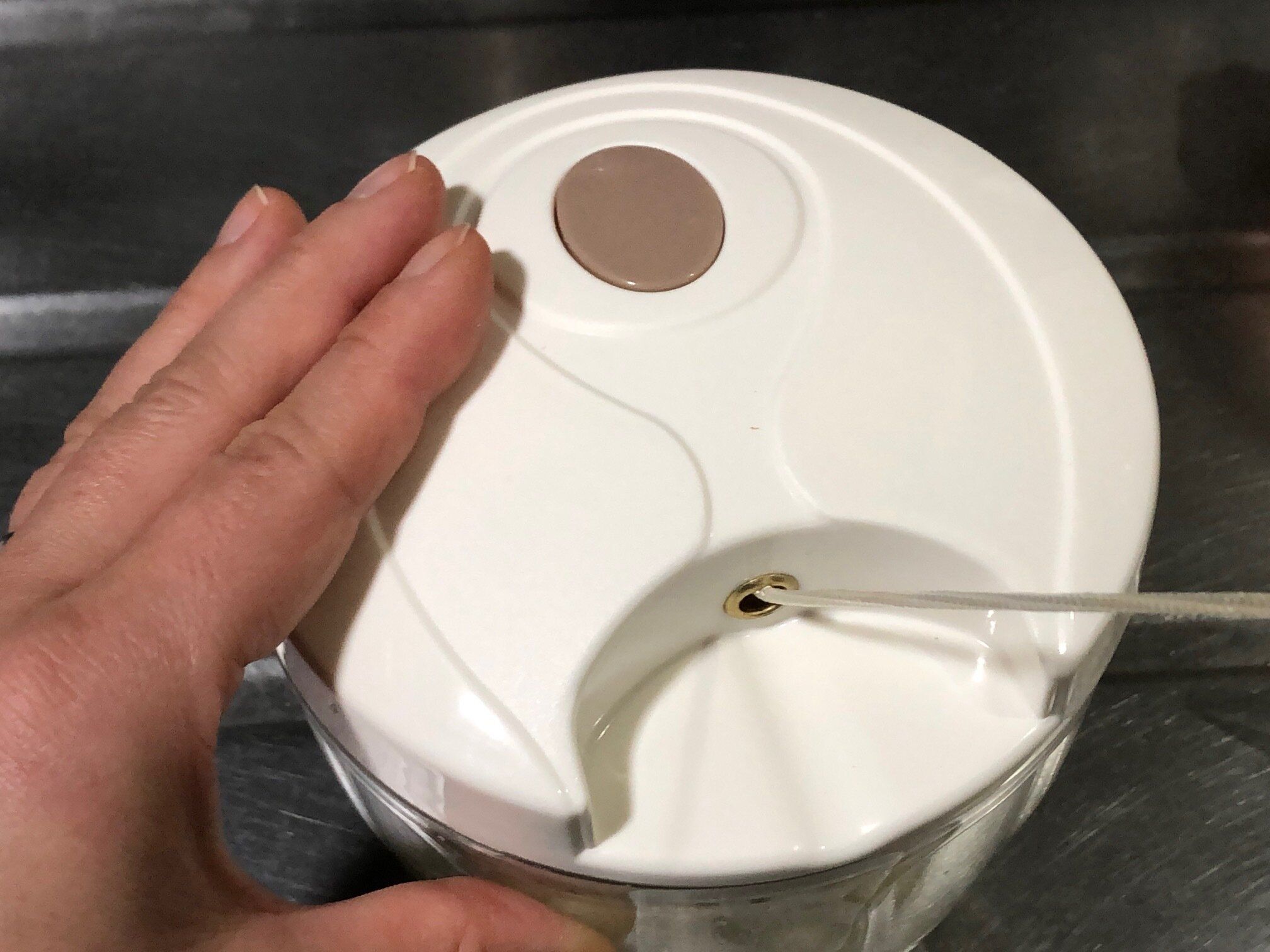 紐付きハンドルを引き出すと刃が回転する