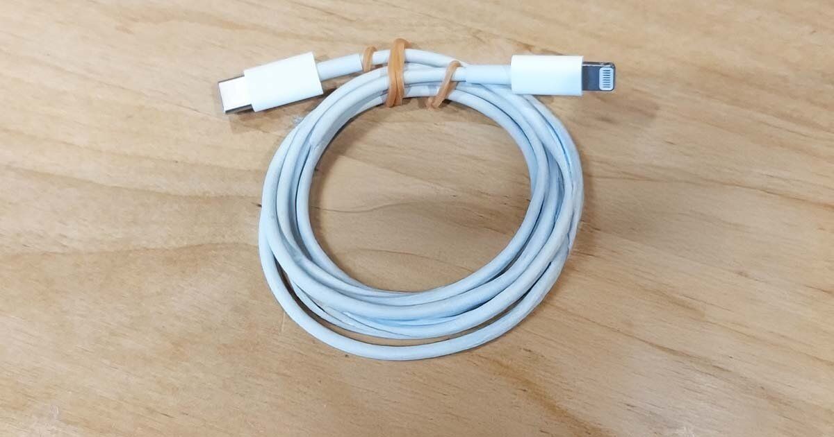 輪ゴムでまとめたコード