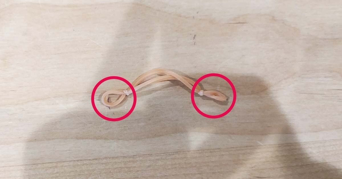 端が結ばれた輪ゴム