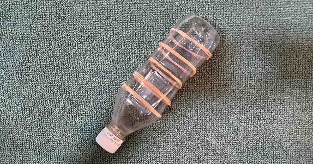 輪ゴムが巻かれたペットボトル