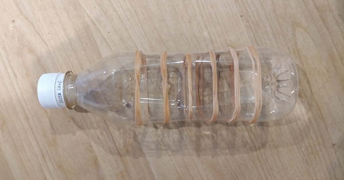 輪ゴムが巻かれたペットボトル