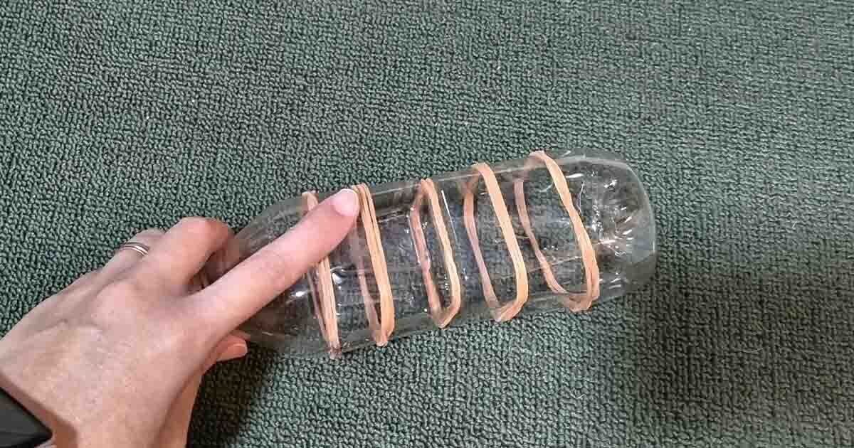 輪ゴム付きペットボトルで絨毯掃除