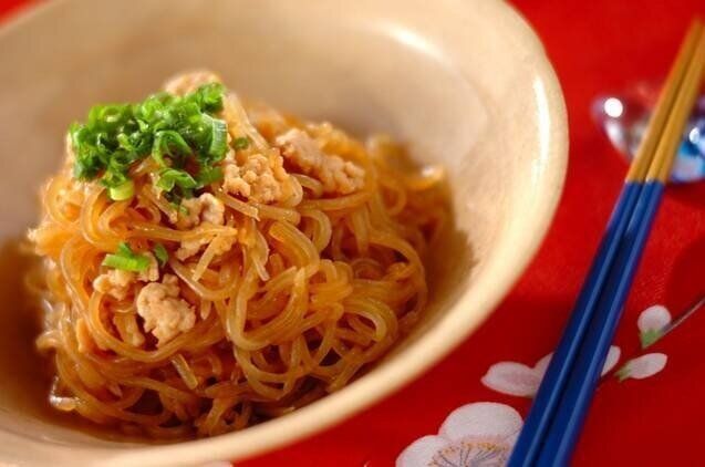 こんにゃくのしらたき入り鶏そぼろ炒め