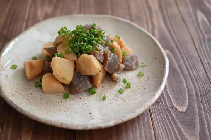 じゃがいもとこんにゃくのこってり炒め