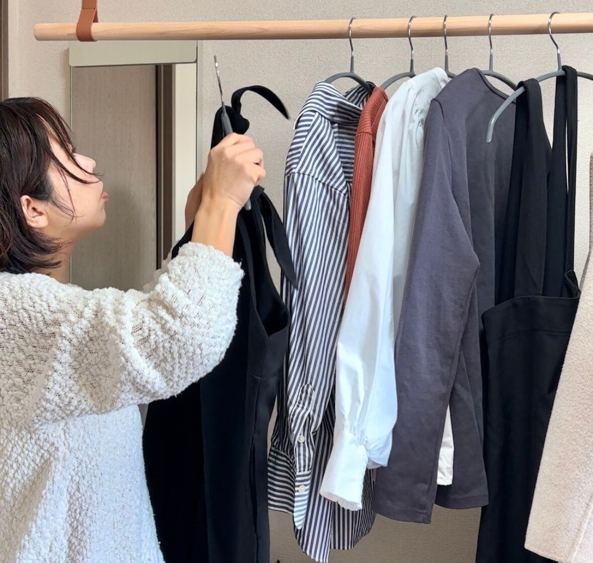 クローゼット見ている女性