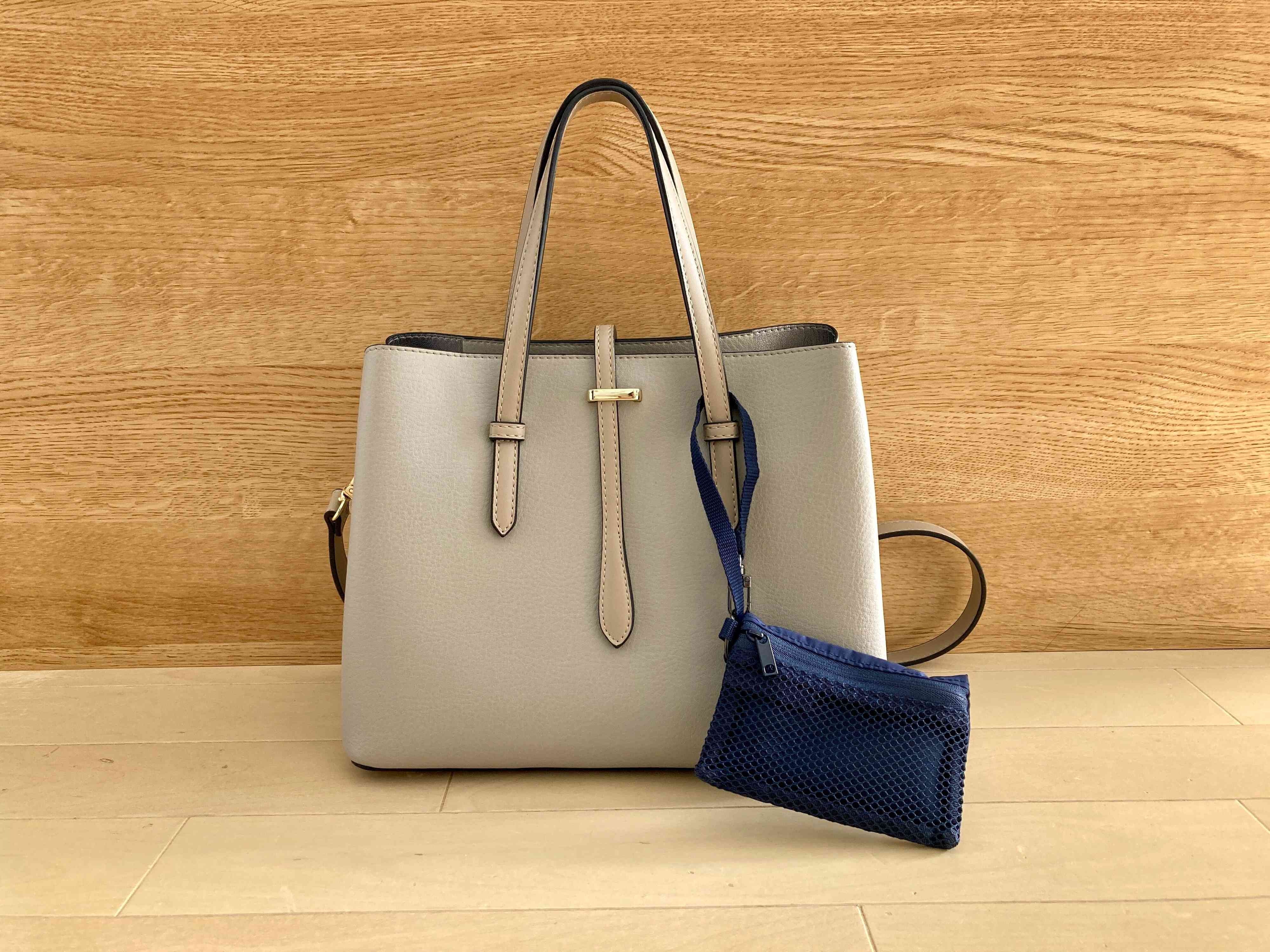 カバンに付けられたポリエステルカードケース