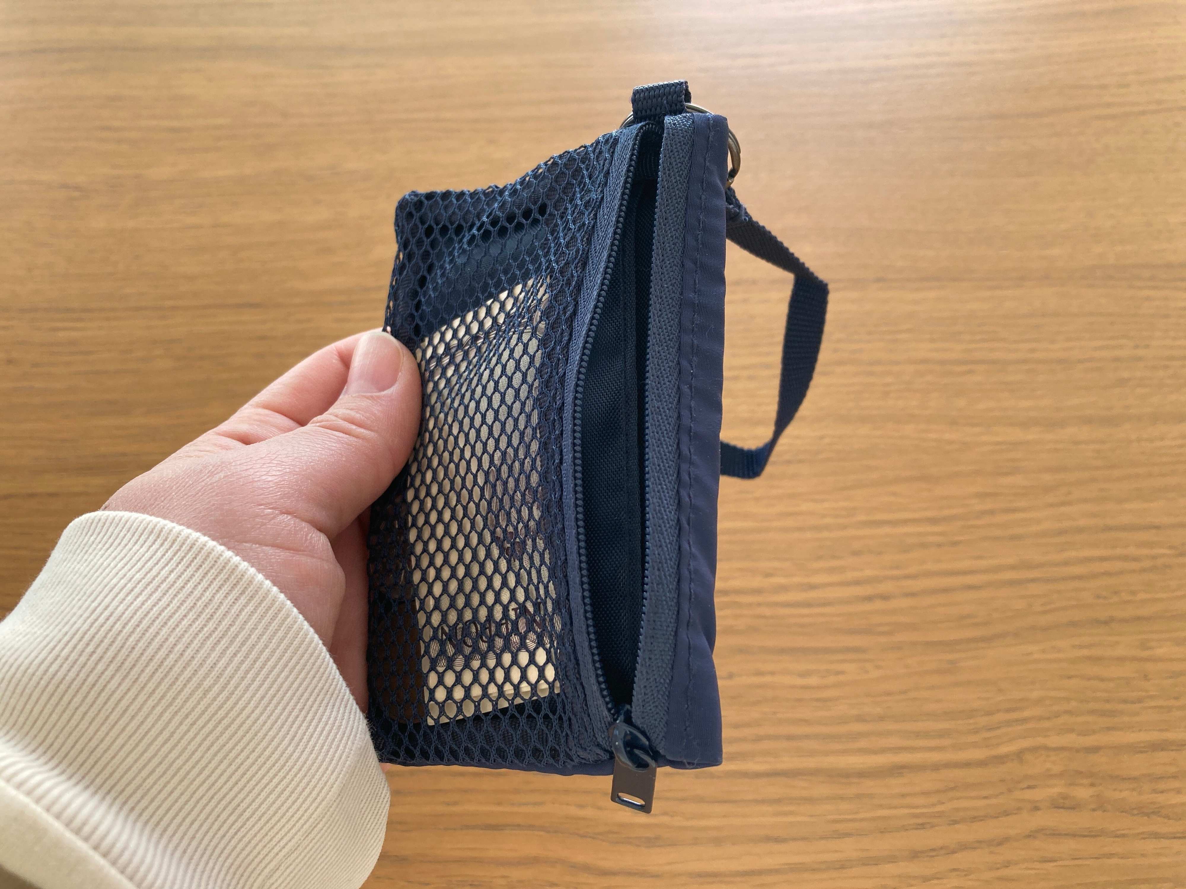 側面のチャックが便利なポリエステルカードケース