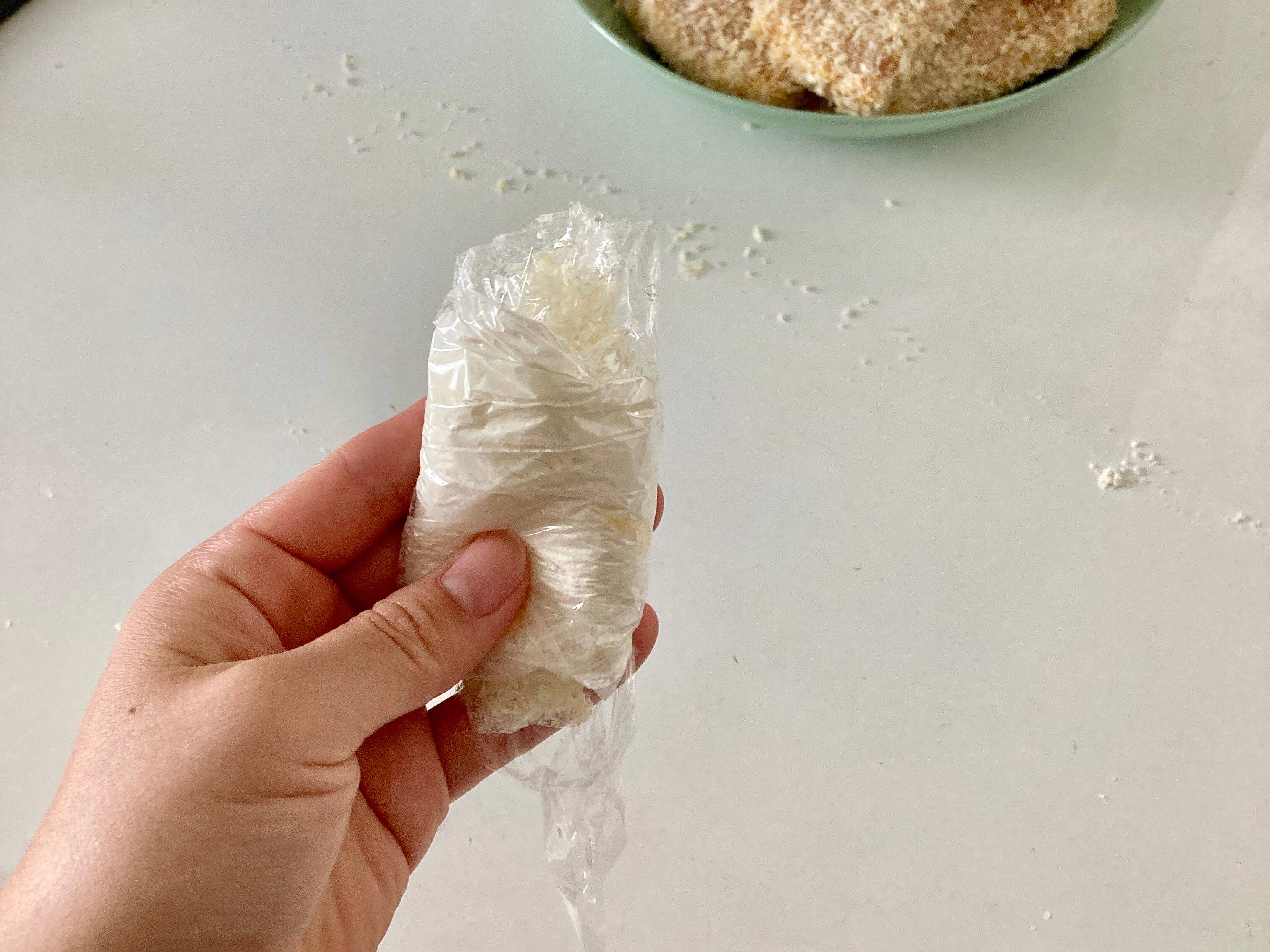 作業の終わったラップをコンパクトに丸めた