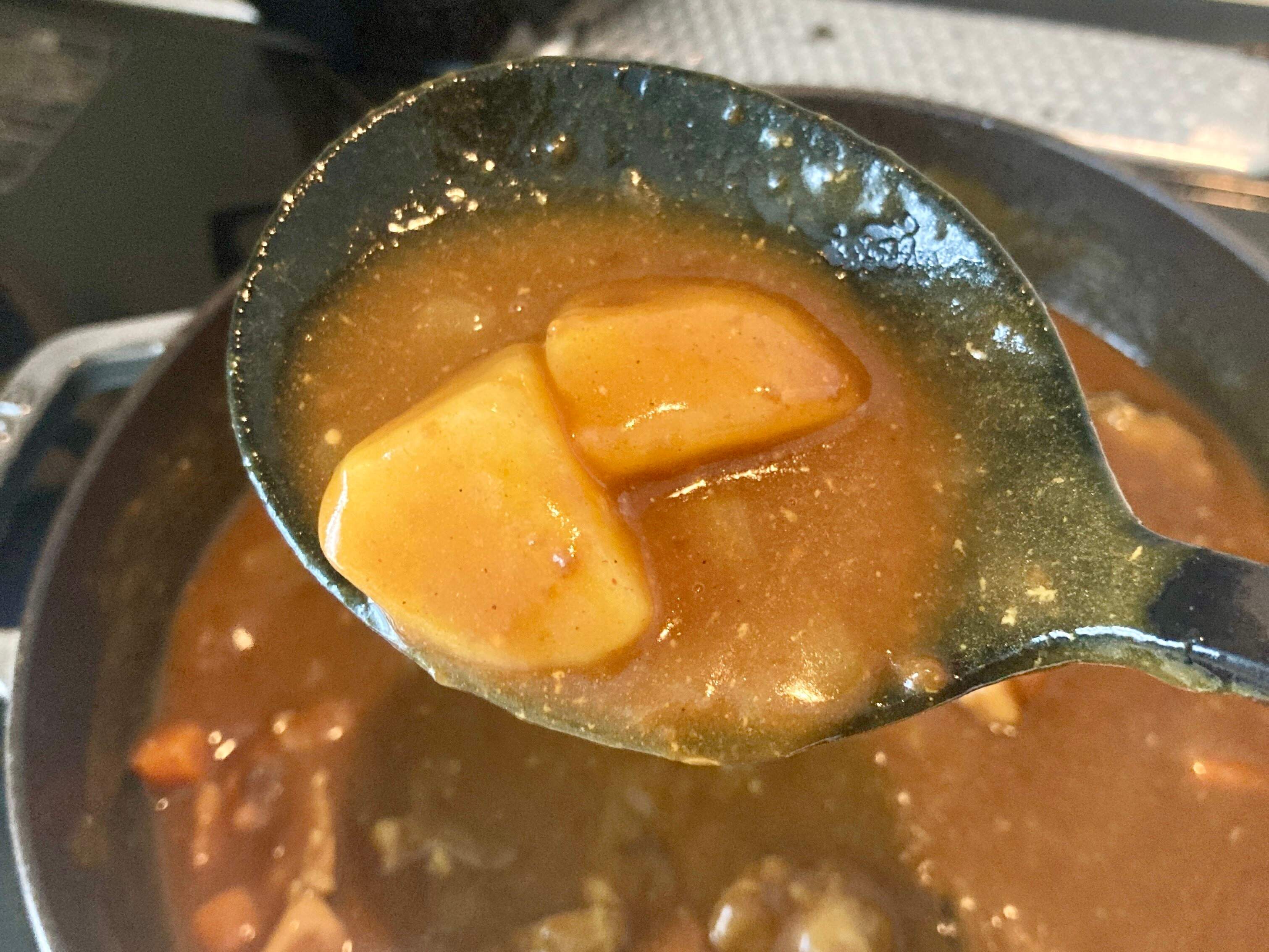 煮込まれたカレーのジャガイモ