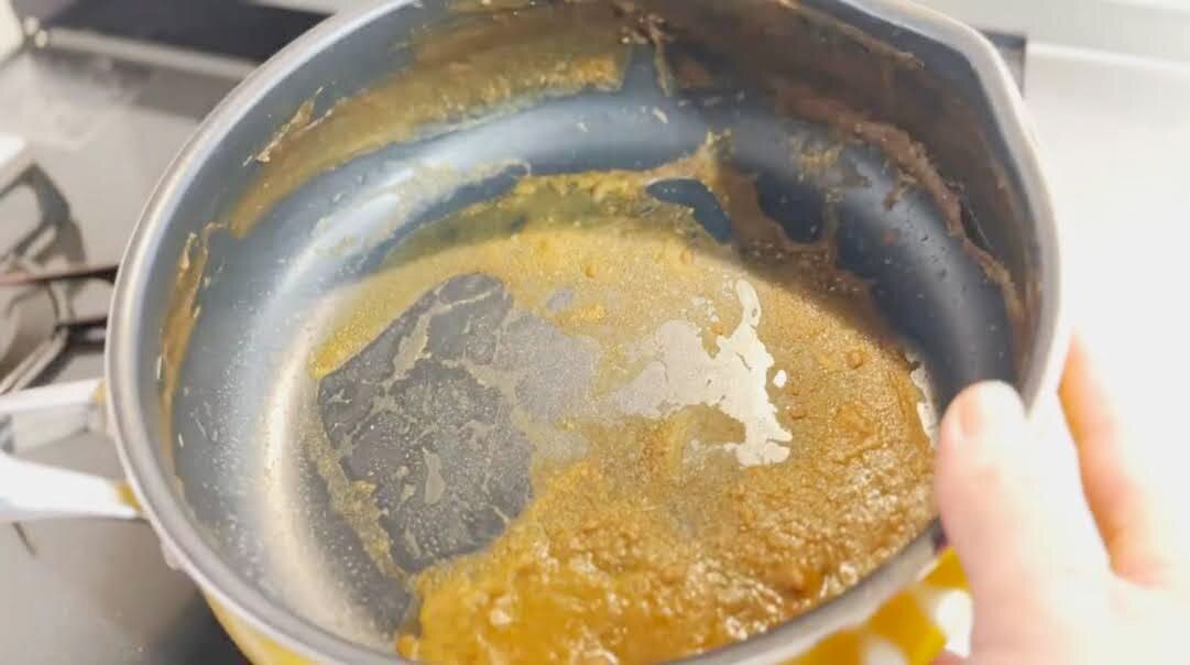 カレーがこびりついた鍋