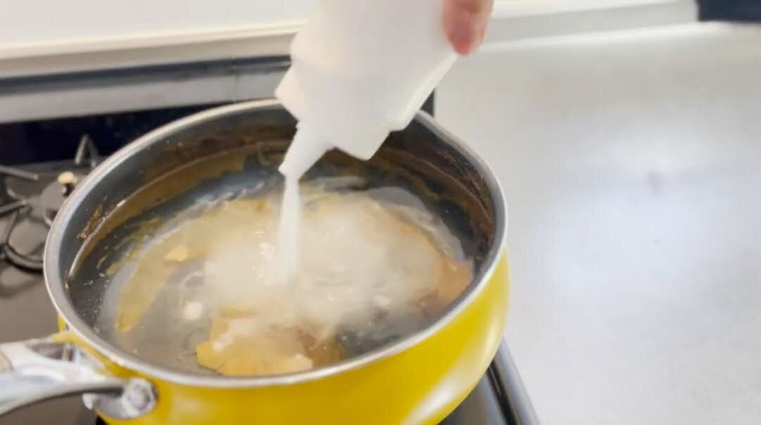 重曹を加えて煮込む