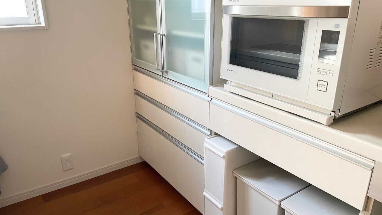 食品ストックのある食器棚