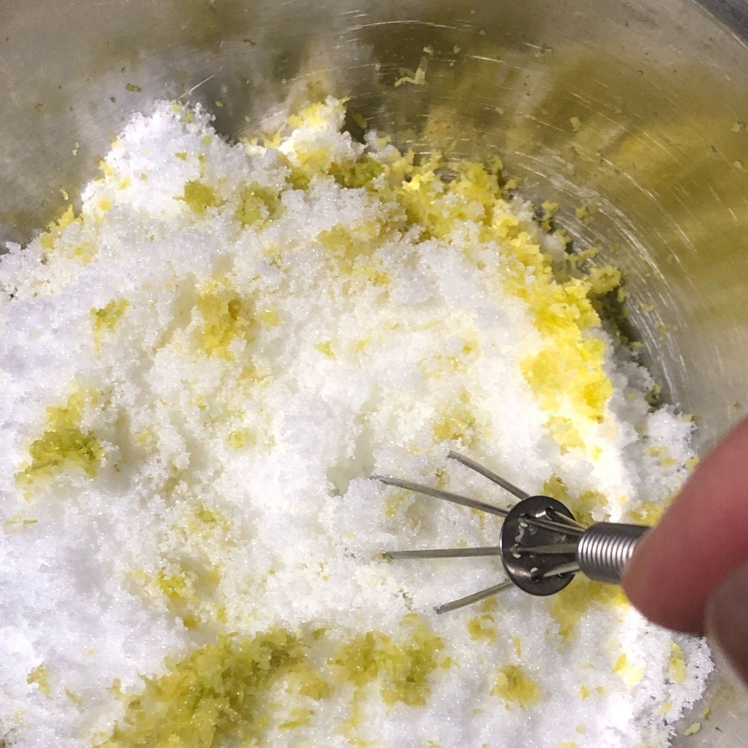 レモンの皮を砂糖に混ぜる