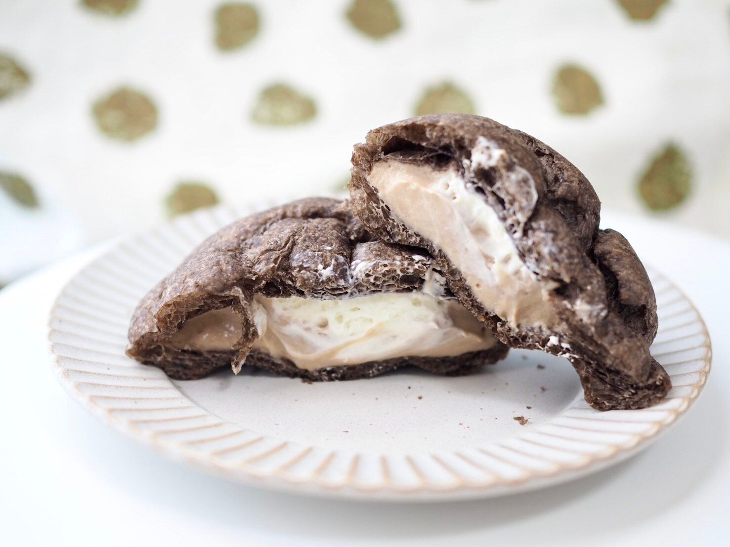 シャトレーゼ「ダブルシュークリーム ティラミス」断面写真