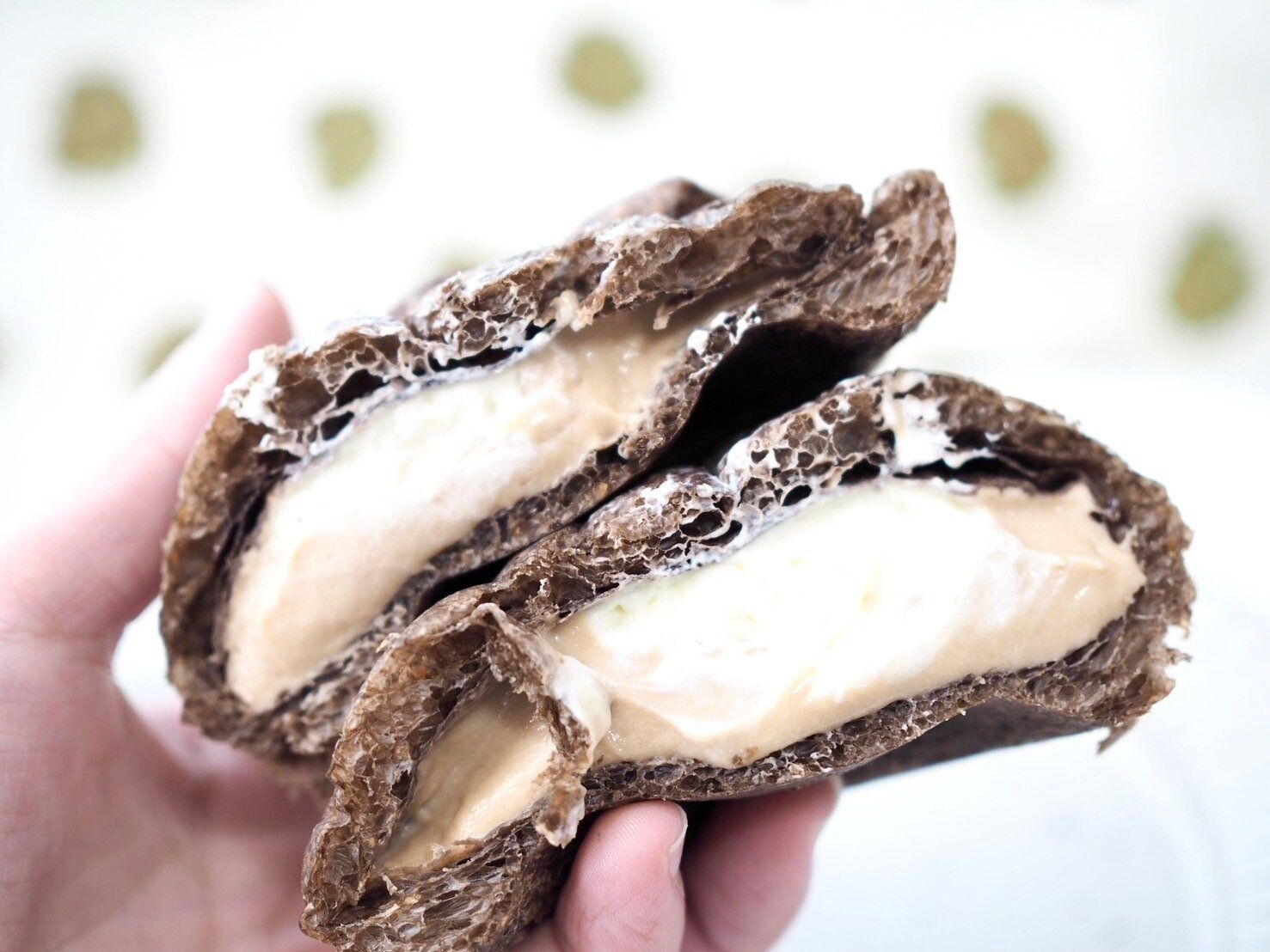 シャトレーゼ「ダブルシュークリーム ティラミス」断面写真