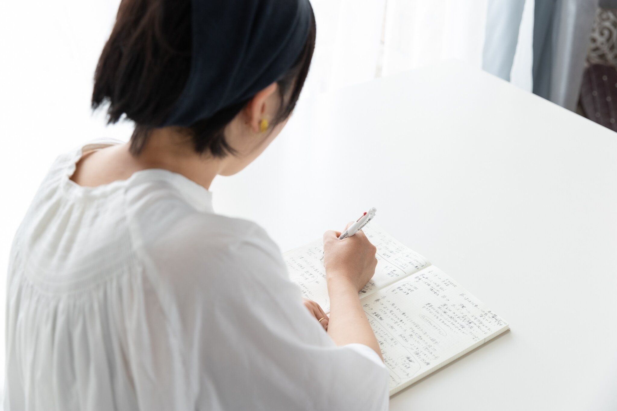 家で書き物をする