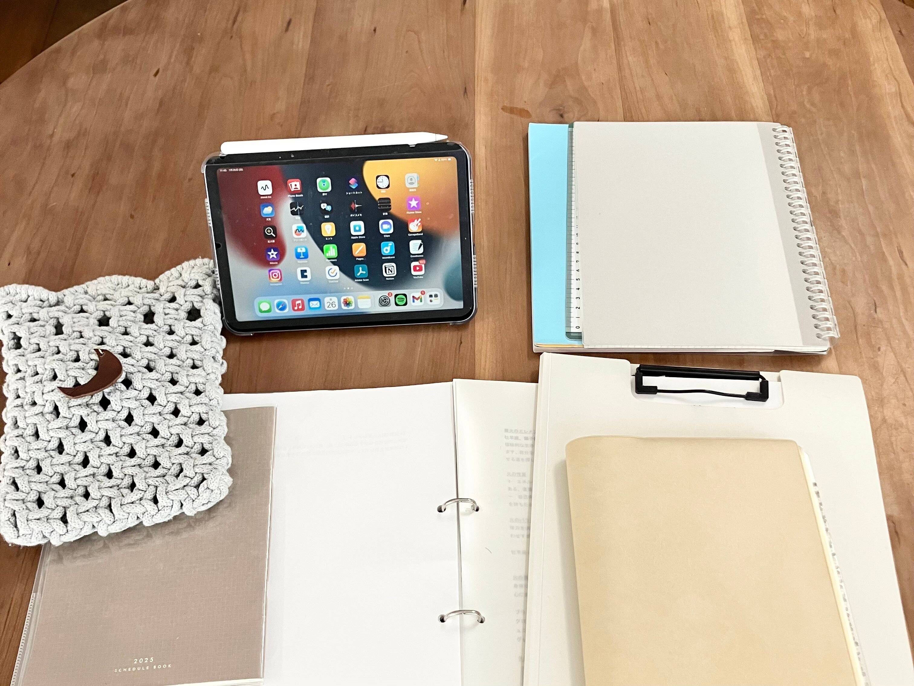 テーブルを慌てて片づける