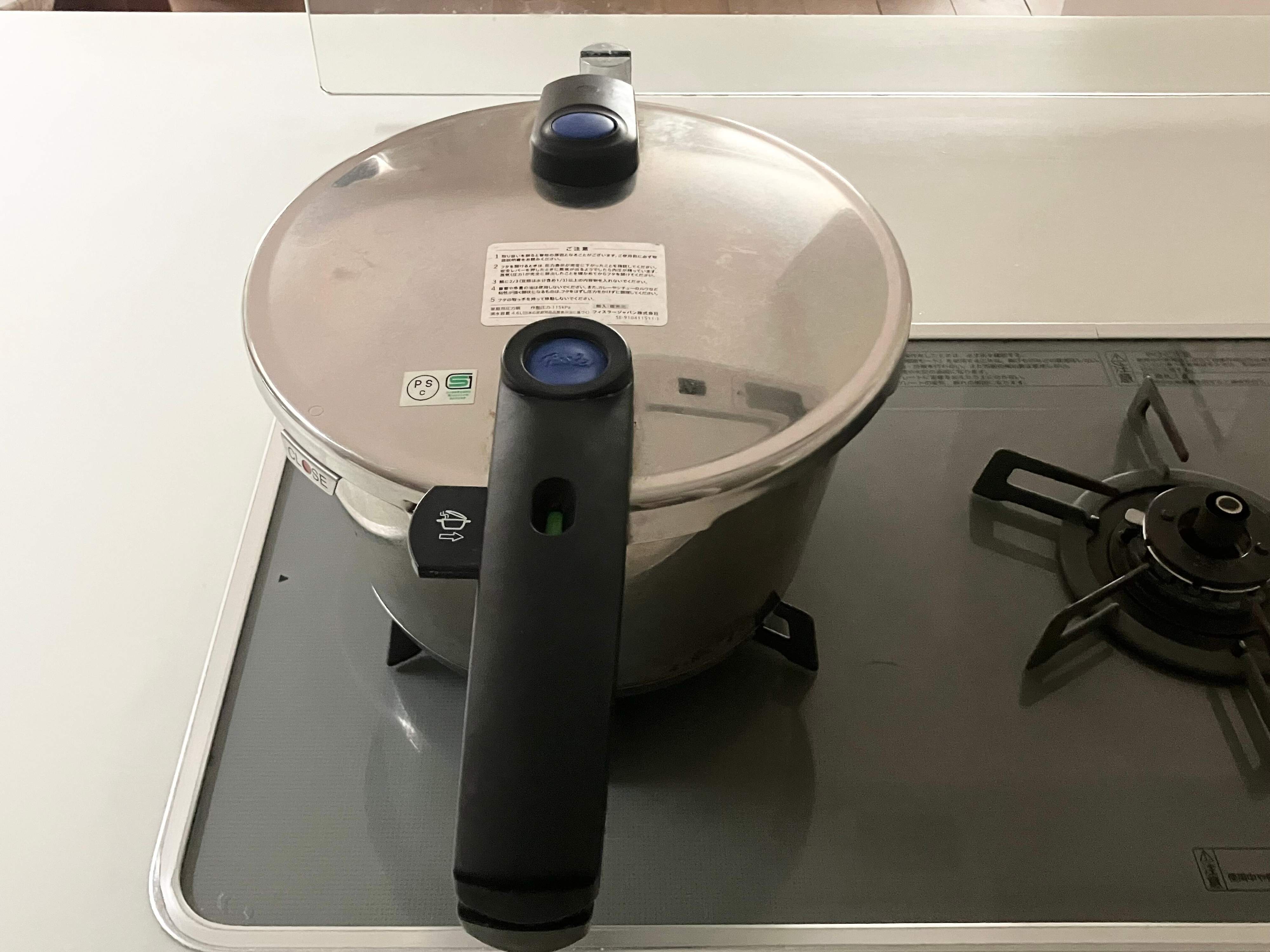 圧力鍋でご飯を炊いています