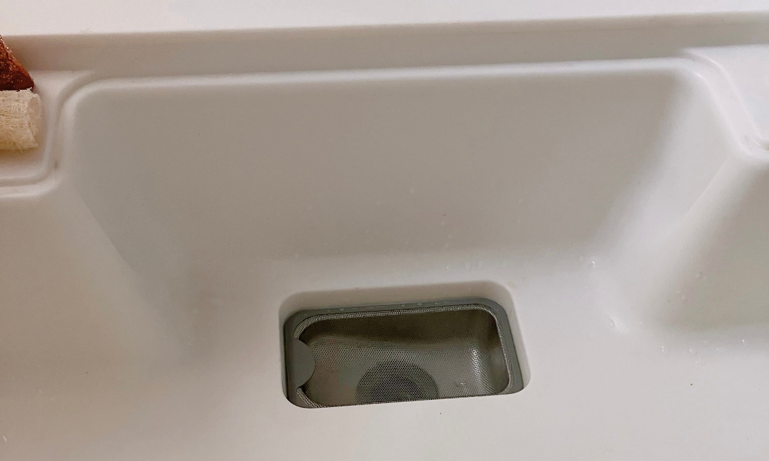 排水溝の蓋外しています