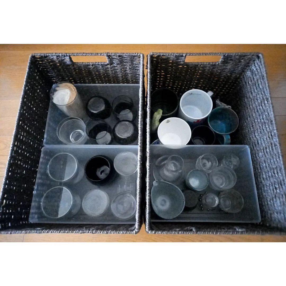 バスケット×収納ケースで食器を収納！