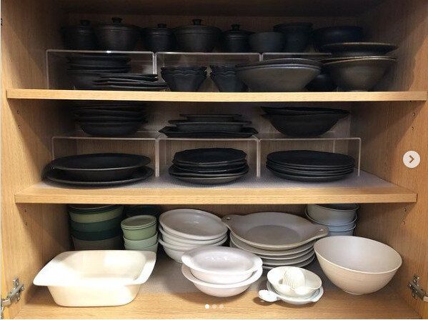 食器を色分けしてすっきりみせる