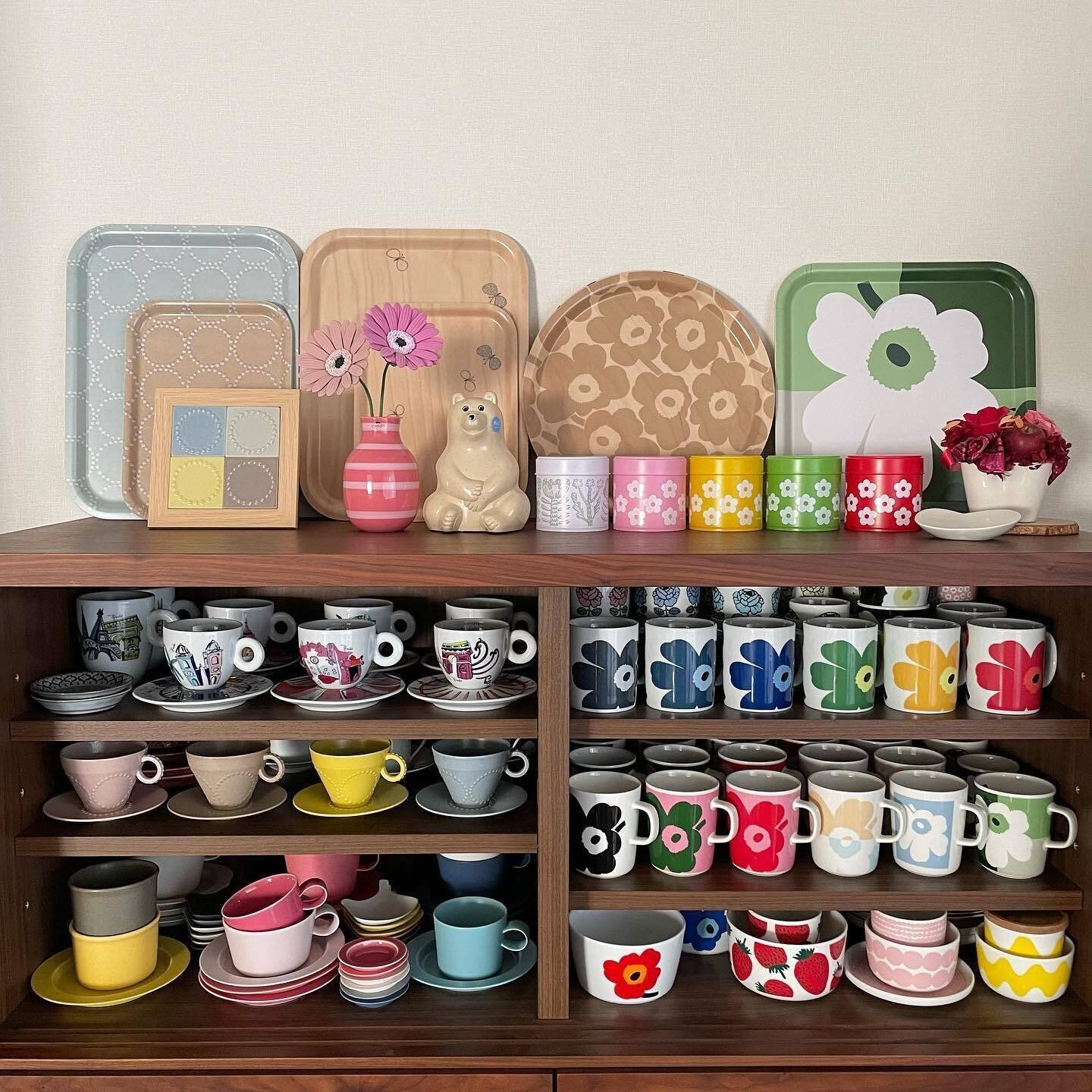 お気に入りの食器を並べて素敵なスペースに