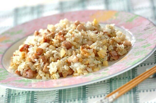 タケノコと鶏肉のニンニク炒飯