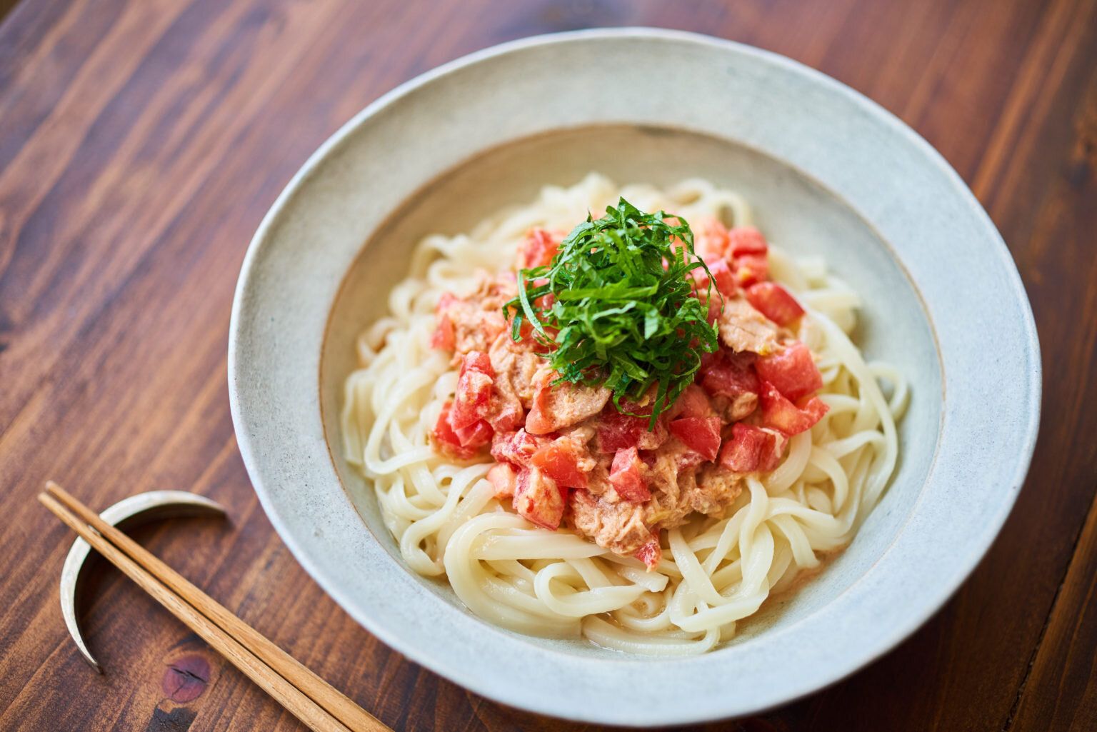 トマトツナのピリ辛混ぜうどん