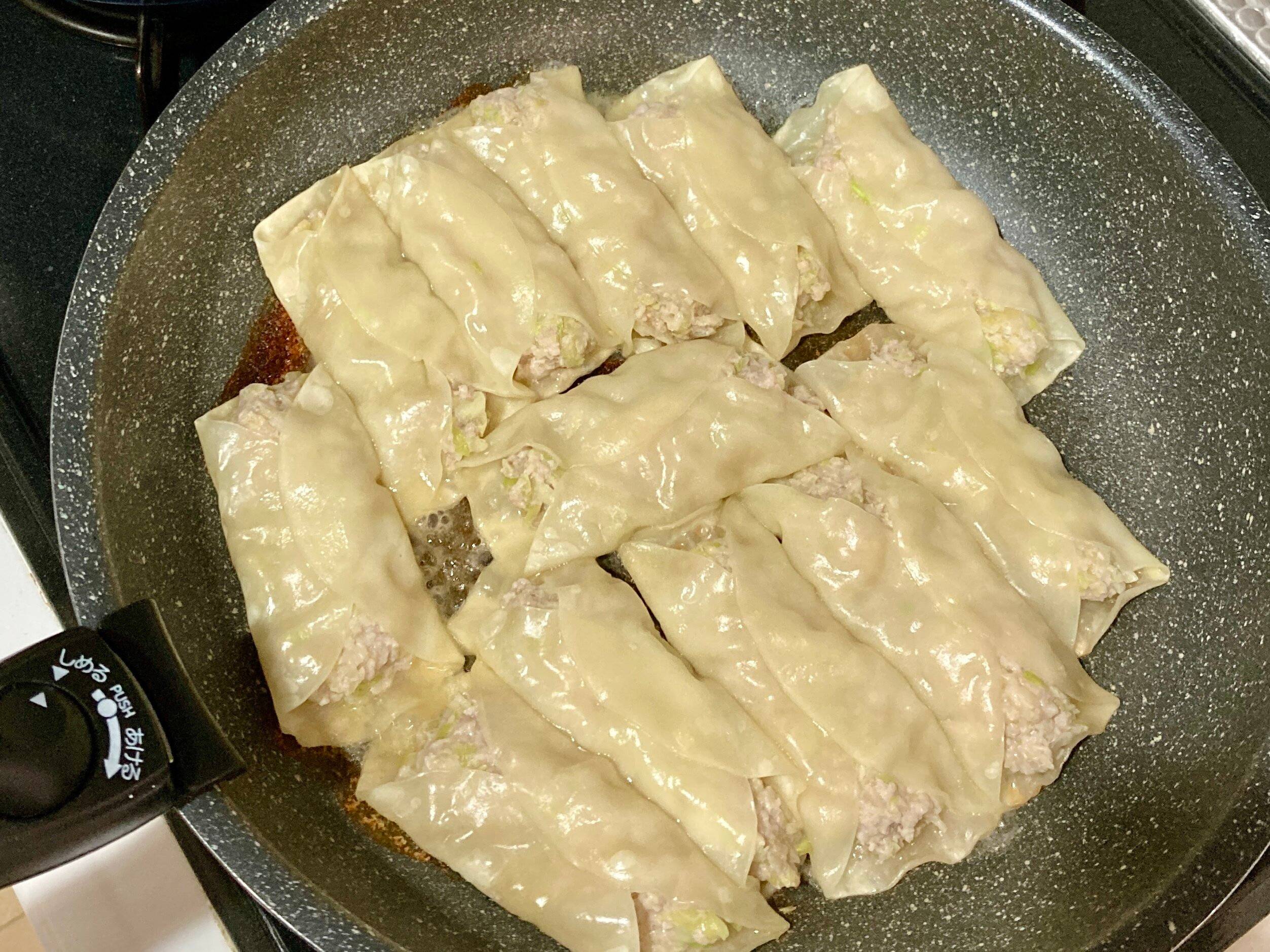 フライパンで焼いている棒餃子