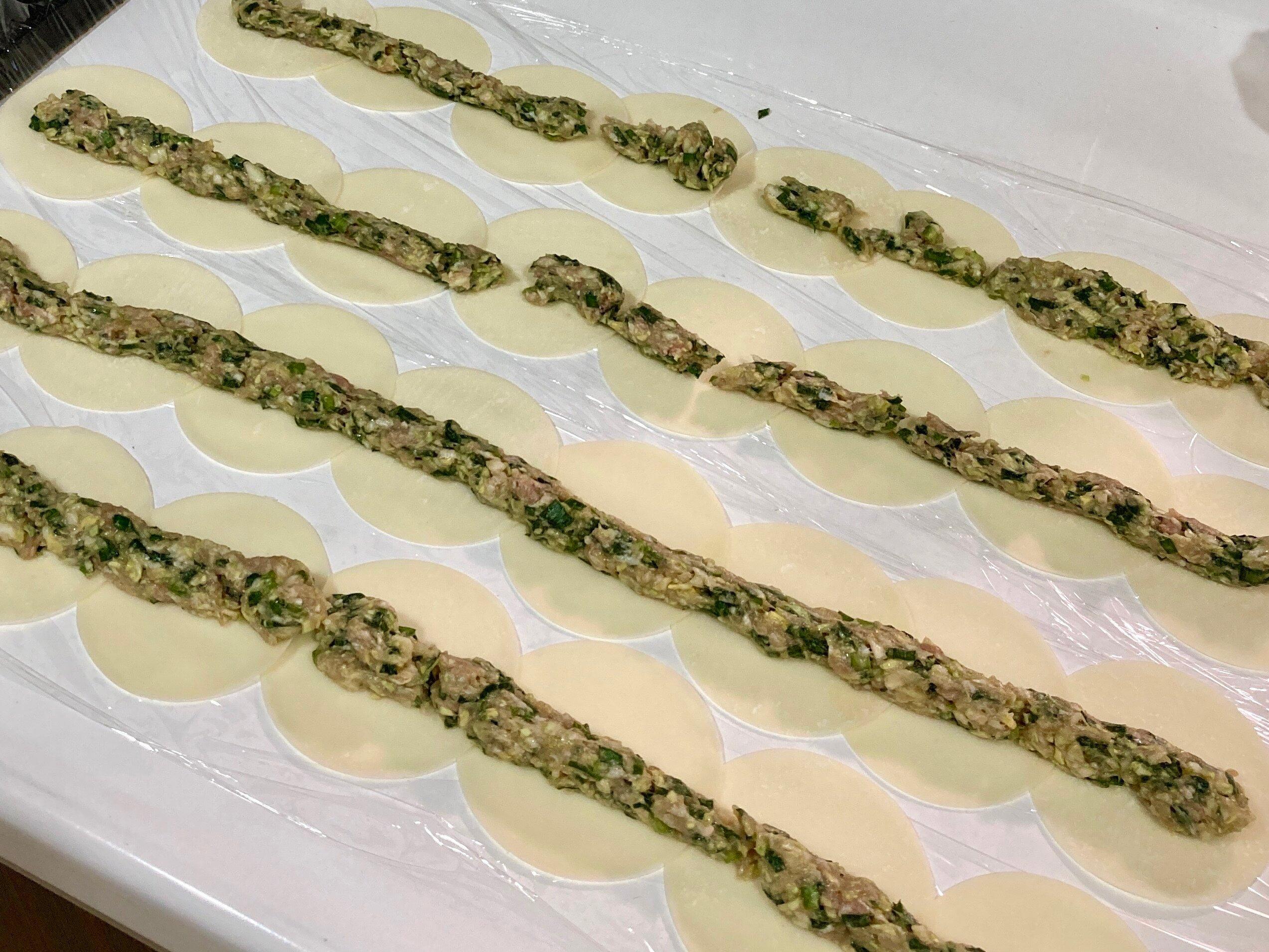 餃子の皮に搾り出された餡