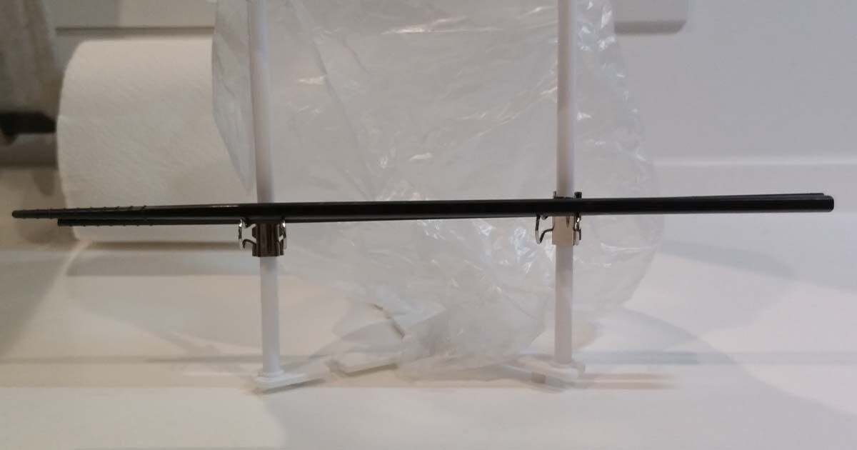 ダブルクリップに乗った菜箸