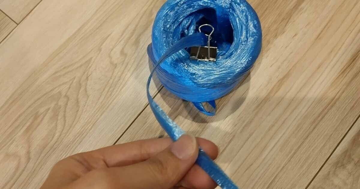 ダブルクリップでまとめられたビニール紐