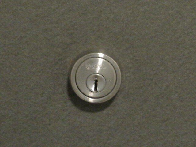 見落としがちな玄関汚れ1：ドアの出っぱり部分