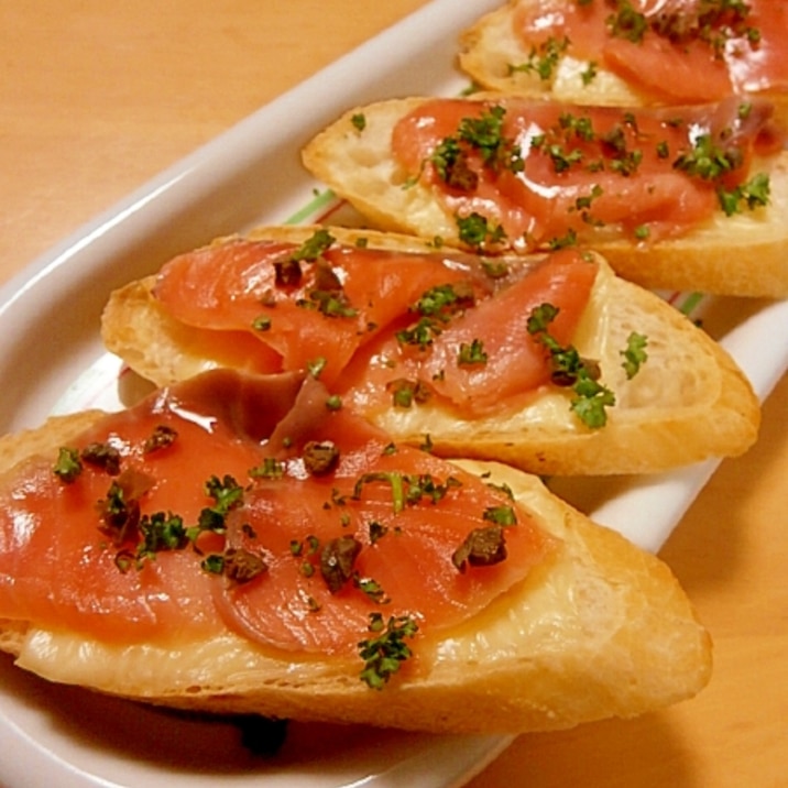 フランスパンのカナッペ(チーズ&スモークサーモン) レシピ・作り方