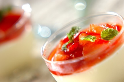 イチゴソースのパンナコッタ