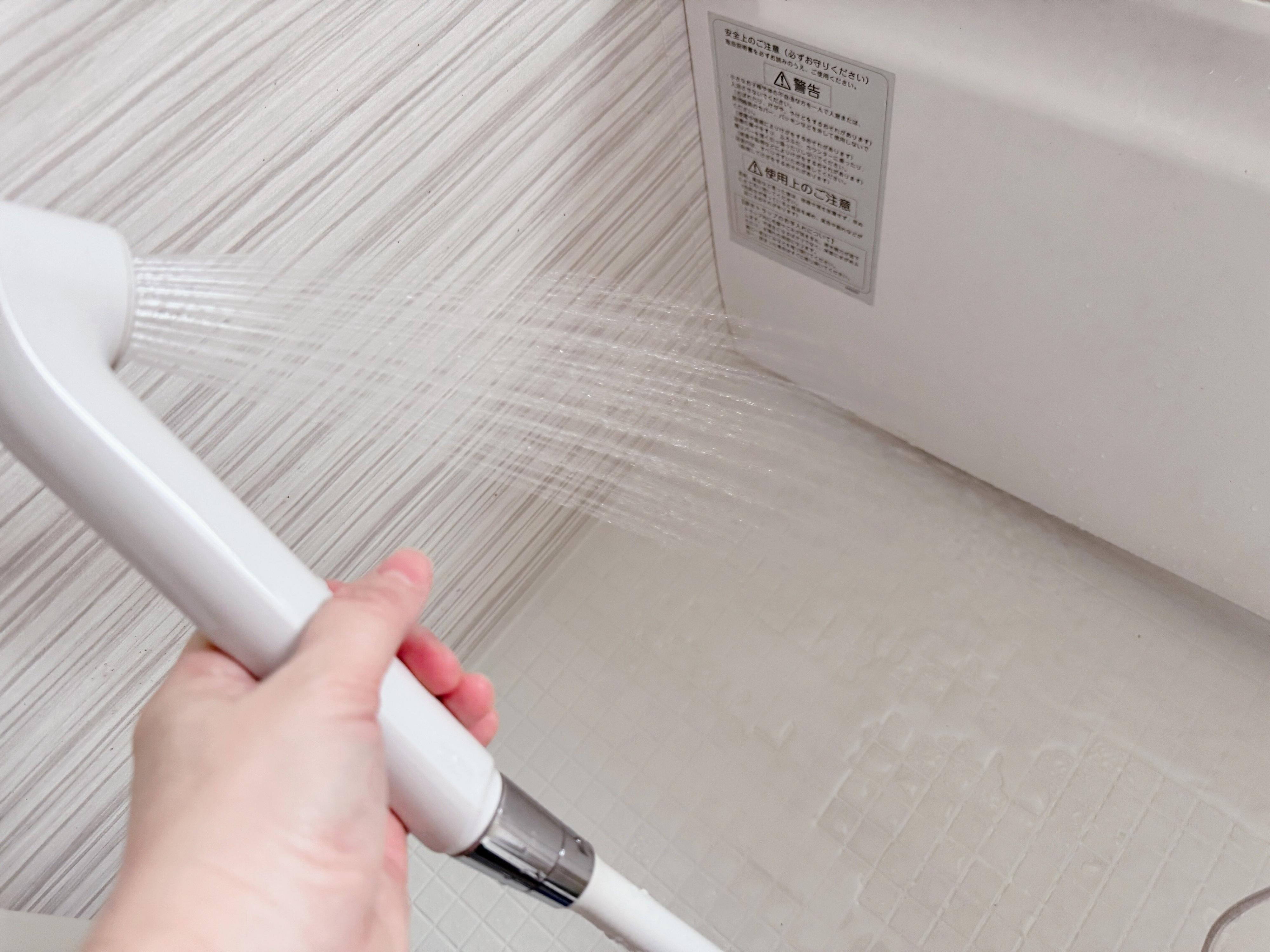 3.最後に壁や洗い場の泡汚れをシャワーで流す