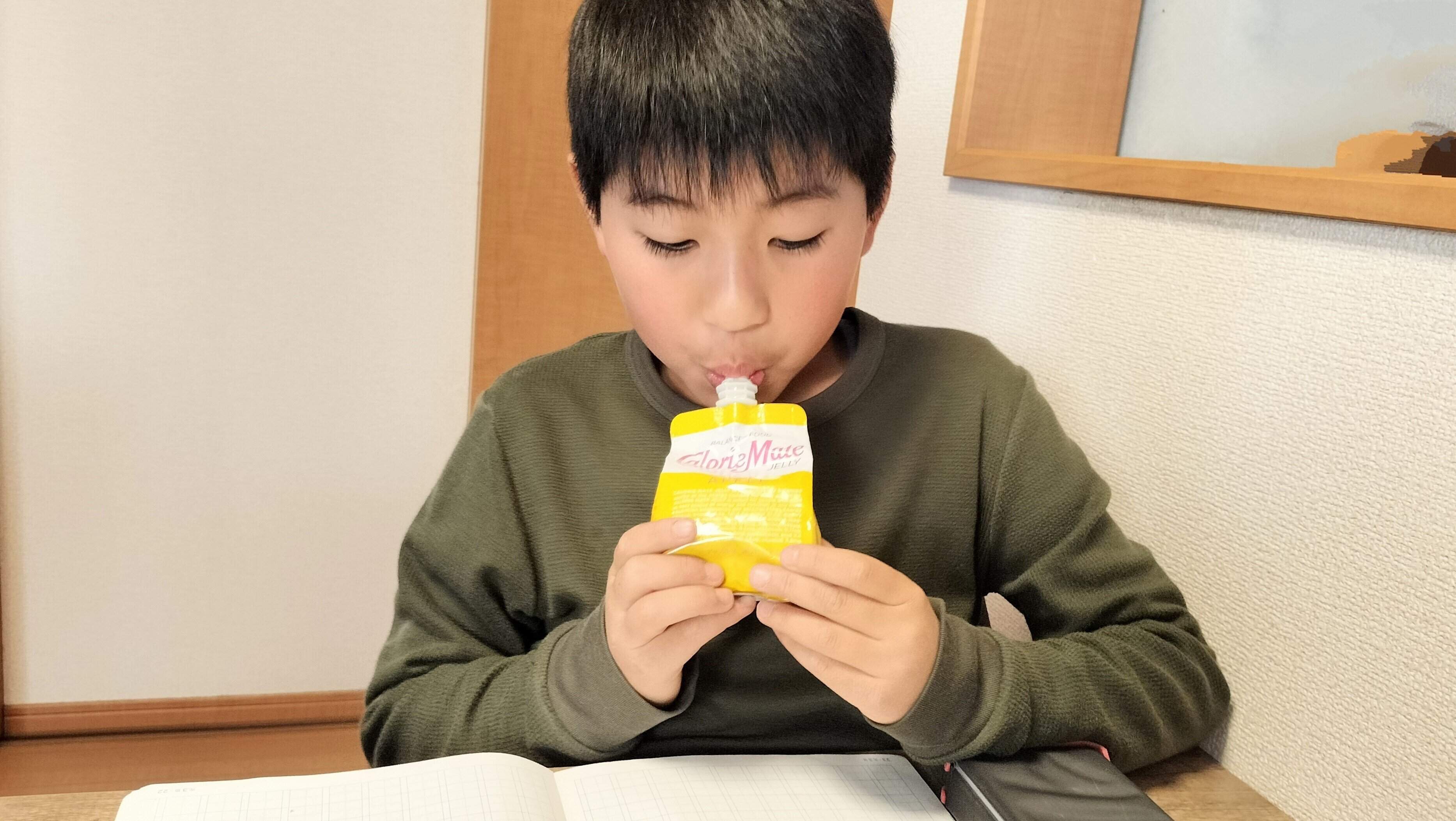 カロリーメイト ゼリーを食べる子ども