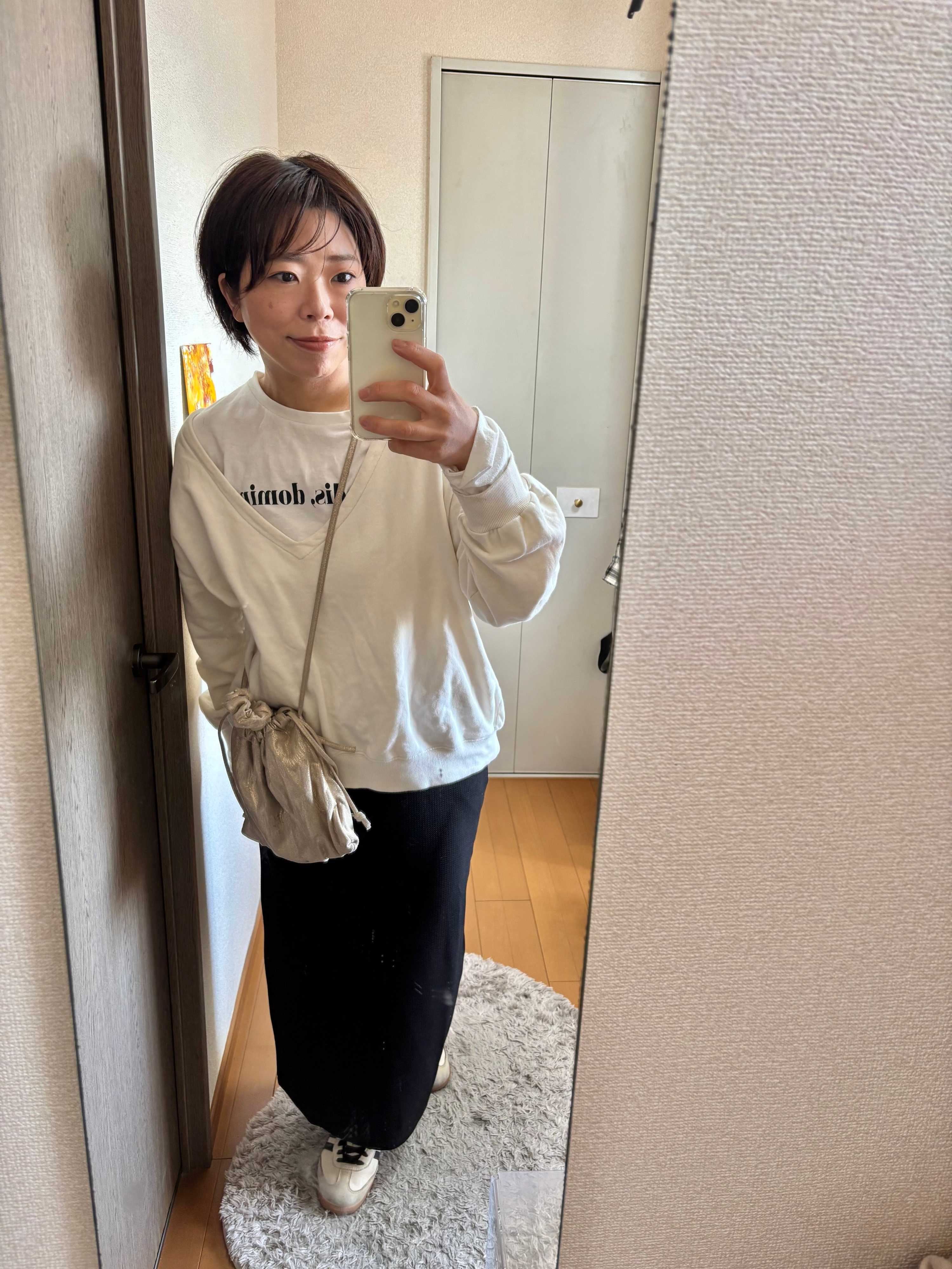 スウェットとタイトスカートのコーディネート