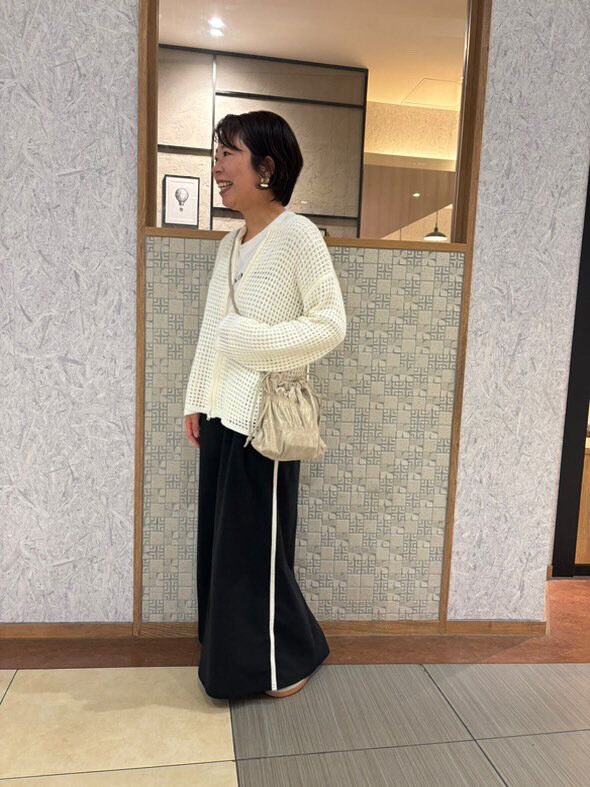 白いニットとタイトスカートのコーディネート