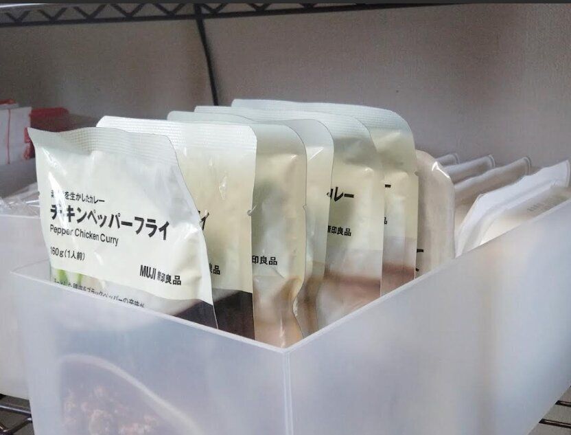 防災食を保存している様子